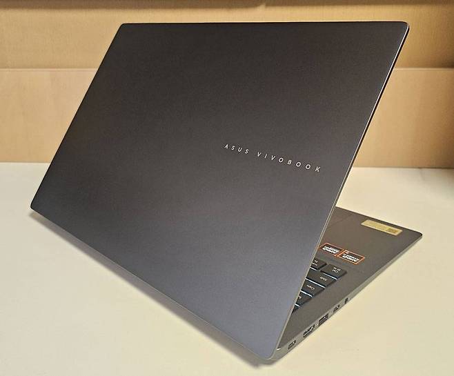 알루미늄 재질을 다수 적용했으며 상판의 브랜드 로고는 CNC 기법으로 새겼다 / 출처=IT동아