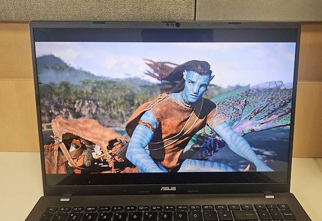 OLED 화면을 적용해 색감과 반응속도, 시야각이 수준급이다 / 출처=IT동아