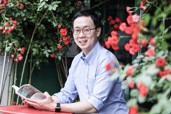 학창 시절 불안장애와 우울증을 겪으며, 정신과 의사의 길이 맞는지 고민했다는 예일대 나종호 교수. 그래도 “가장 마음이 가는 일은 사람을 살리는 일”이었다고 했다. 책, 강연, SNS, 언론 인터뷰 등을 통해 자살 예방에 앞장선 그는 본인의 경험담을 담아 에세이『만일 내가 그때 내 말을 들어줬더라면』(다산북스)을 펴냈다. 김경록 기자