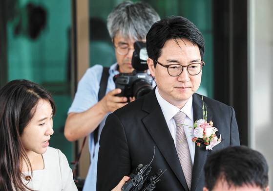 심우정 검찰총장이 지난달 2일 오후 서울 서초구 대검찰청에서 퇴임식을 마친 뒤 대검 청사를 나서고 있다. 김경록 기자