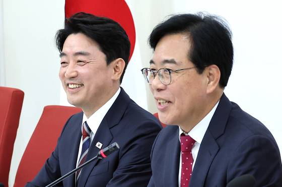 송언석 국민의힘 원내대표(오른쪽)가 6월 17일 국회에서 강훈식 대통령 비서실장의 예방을 받고 인사말을 하고 있다. 임현동 기자