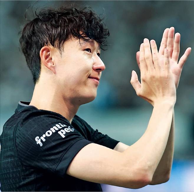 < 캡틴의 눈물 > 토트넘 홋스퍼 주장 손흥민이 3일 서울월드컵경기장에서 열린 2025 쿠팡플레이 시리즈 뉴캐슬유나이티드와의 친선 경기가 끝난 뒤 경기장을 찾은 팬 6만여 명에게 인사하고 있다. 이번 경기를 마지막으로 팀을 떠나기로 한 손흥민은 경기를 마친 뒤 눈물을 흘렸다. 연합뉴스