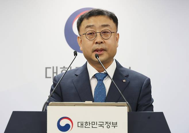 송상훈 과학기술정보통신부 정보통신정책실장이 4일 서울 종로구 정부서울청사에서 독자 AI 파운데이션 모델 프로젝트 정예팀 선정 결과를 브리핑하고 있다. 연합뉴스