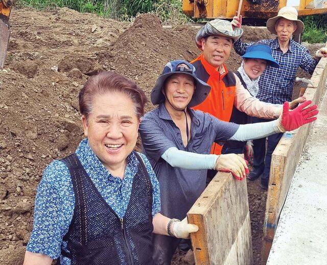 예장백석대신 농어촌선교회 목회자들이 지난달 강원도 양구에서 공리사랑의교회를 짓던 중 기념 촬영을 하는 장면. 목회자들이 같은 곳에서 지붕 공사를 하고 있다(위쪽부터). 농어촌선교회 제공