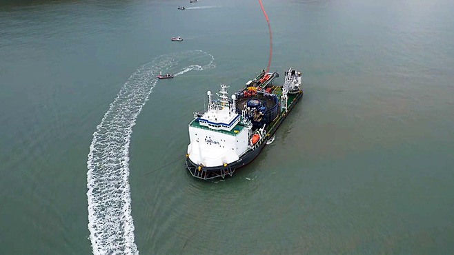 국내 해상풍력 사업에 투입된 CLV 포설선 ‘팔로스’. <대한전선>