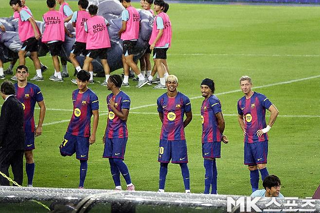 환 웃고 있는 라민 야말(사진 맨 오른쪽에서 세 번째). 사진=이근승 기자