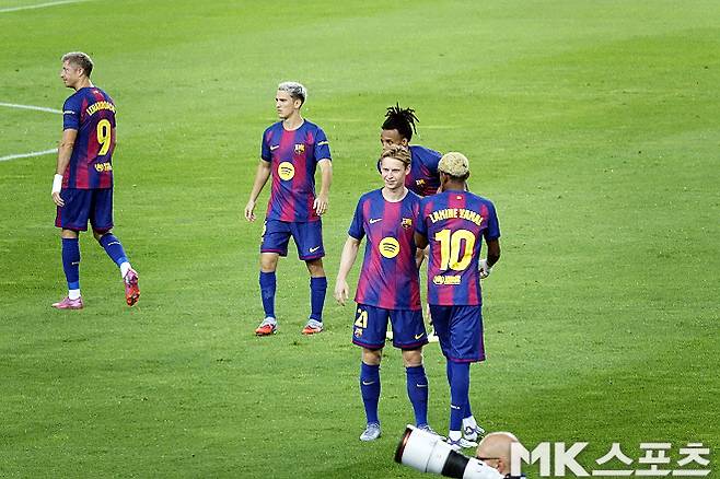 경기를 준비하는 바르셀로나 선수들. 사진=이근승 기자