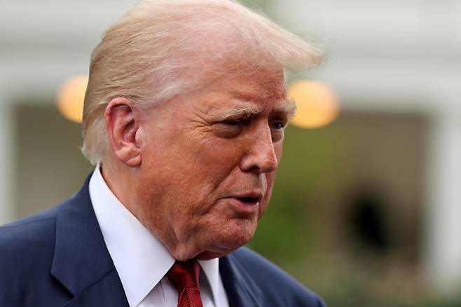 (워싱턴DC 로이터=뉴스1) 류정민 특파원 = 도널드 트럼프 미국 대통령이 1일(현지시간) 미국 워싱턴DC 백악관에서 뉴저지로 출발하기 위해 '마린 원'(미 대통령 전용헬기)에 탑승하기 전 기자들과 만나 질문에 답하고 있다. 2025.08.01. ⓒ 로이터=뉴스1 Copyright (C) 뉴스1. All rights reserved. 무단 전재 및 재배포, AI학습 이용 금지. /사진=(워싱턴DC 로이터=뉴스1) 류정민 특파원