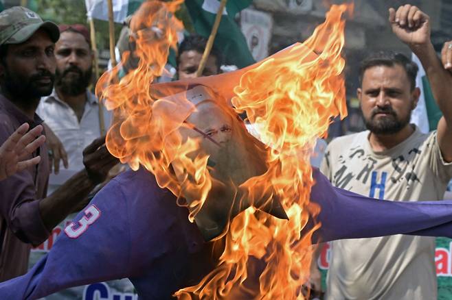 5월 7일(현지시간) 파키스탄 남부 신드 주에서 반인도 시위대가 나렌드라 모디 인도 총리의 형상의 허수하비를 불태우고 있다./AFPBBNews=뉴스1