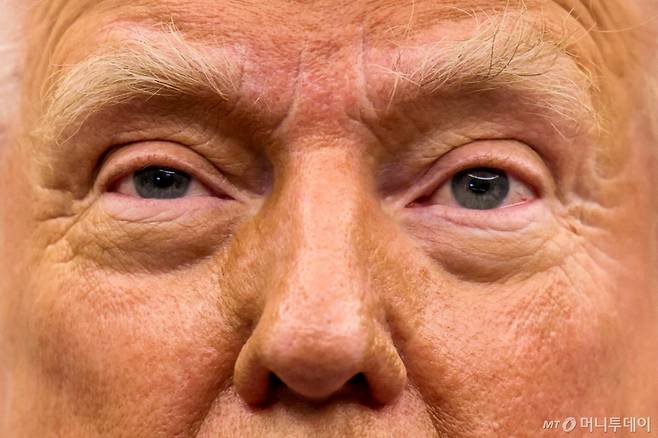 도널드 트럼프 미국 대통령이 지난 1월23일(현지시간) 워싱턴 백악관에서 열린 행정명령 서명식서 “나토 회원국들이 국방비를 GDP의 2%에서 5%로 늘려야 한다”고 밝히고 있다. / 로이터=뉴스1