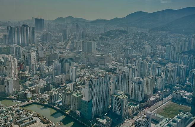 부산국제금융센터(BIFC)에서 내려본 부산 모습. 홍윤 기자