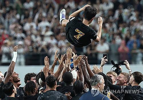 안녕 손흥민 (서울=연합뉴스) 서대연 기자 = 올여름 팀을 떠나기로 한 토트넘 홋스퍼 손흥민이 3일 서울월드컵경기장에서 열린 2025 쿠팡플레이 시리즈 뉴캐슬 유나이티드와의 친선경기가 끝난 뒤 동료 선수들로부터 헹가래를 받고 있다. 2025.8.3 dwise@yna.co.kr