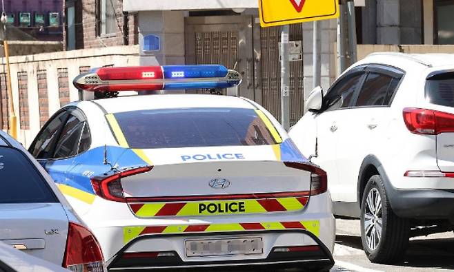 대전 서구 교제 살인 현장 근처를 순찰하는 경찰차. 연합뉴스