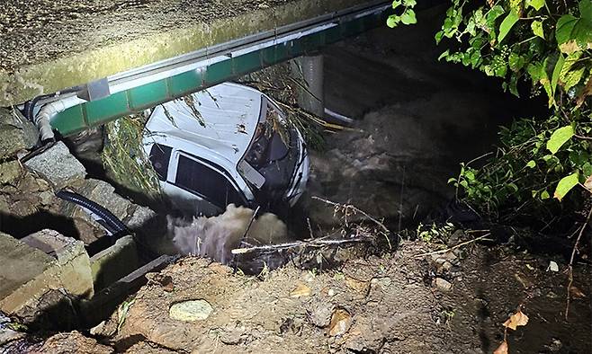 지난 3일 전남 무안군 청계면에서 물살에 떠내려온 1t 트럭이 하천에 빠져있다. 이 차량은 하천 주변에 주차돼 있었고, 운전자는 무사한 것으로 확인됐다. 전남소방본부 제공