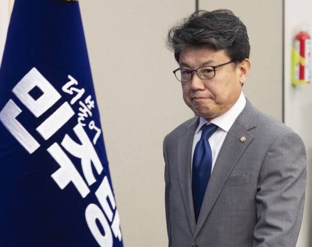 진성준 더불어민주당 정책위의장이 국회에서 열린 최고위원회의에 입장하고 있다. 연합뉴스