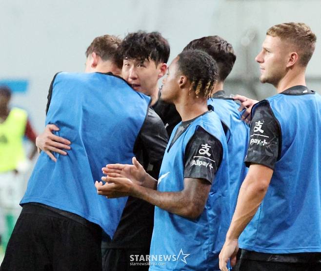 토트넘 손흥민이 3일 서울월드컵경기장에서 열린 '2025 쿠팡플레이시리즈 토트넘 홋스퍼와 뉴캐슬 유나이티드 경기 후반전 교체되며 토트넘에서의 기나긴 여정을 마무리하고 있다. /사진=강영조 선임기자