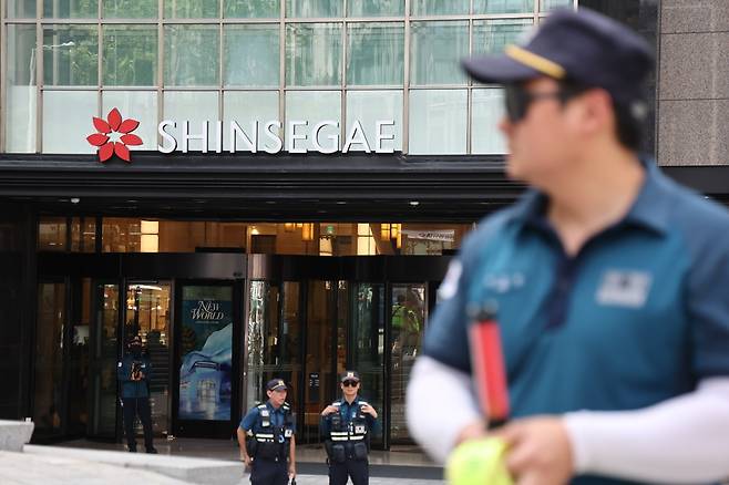 ▲ 5일 서울 중구 명동 신세계백화점 본점에 폭발물을 설치했다는 협박 글이 인터넷 커뮤니티에 올라와 출동한 경찰이 주변을 통제하고 있다. /연합뉴스