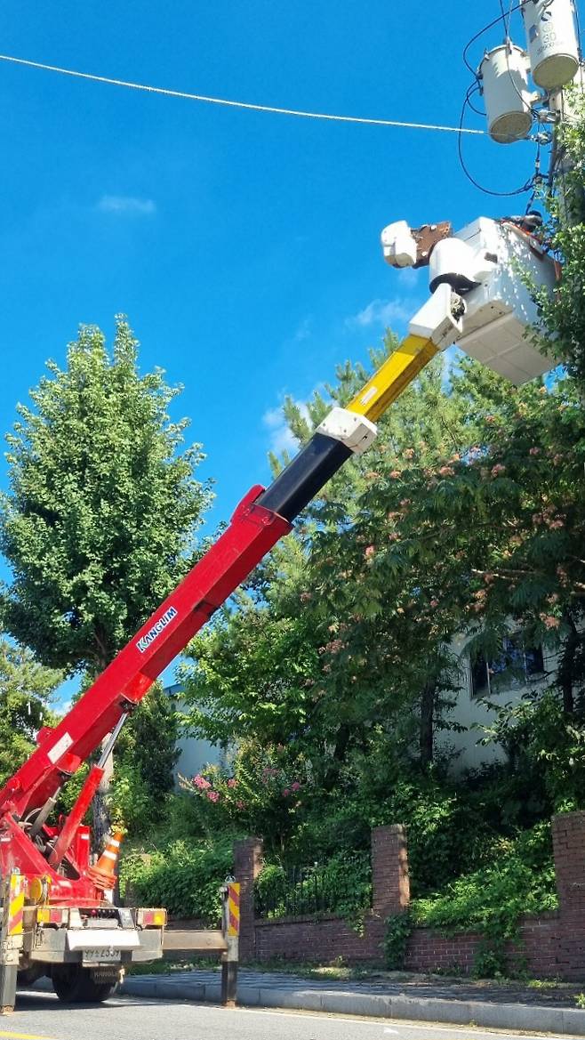 전남 화순군 동면농공단지 내 한 입주기업이 전기요금과 보증금을 납부하지 못하자 단전 조치에 나선 한국전력. /독자 제공