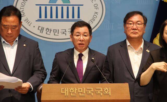K스틸법에 대해 기자회견을 하고 있는 어기구 더불어민주당 의원(왼쪽부터) 이상휘 국민의힘 의원, 김태년 민주당 의원 등 국회철강포럼 의원들. 이상휘 의원 페이스북 갈무리.