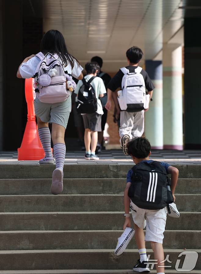 5일 오전 여름방학을 마치고 개학한 경기 수원시 영통구 잠원초등학교에서 학생들이 인사를 나누고 있다. 2025.8.5/뉴스1 ⓒ News1 김영운 기자