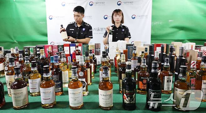 5일 서울 강남구 서울본부세관에서 관계자들이 압수된 밀수입 고가 위스키를 공개하고 있다. 2025.8.5/뉴스1 ⓒ News1 박지혜 기자