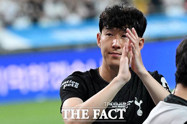 토트넘 훗스퍼와 뉴캐슬 유나이티드의 쿠팡플레이 시리즈 2경기가 3일 오후 서울 마포구 서울월드컵경기장에서 열린 가운데 손흥민이 경기를 마친 뒤 팬들에게 인사를 하고 있다. /서울월드컵경기장=남용희 기자