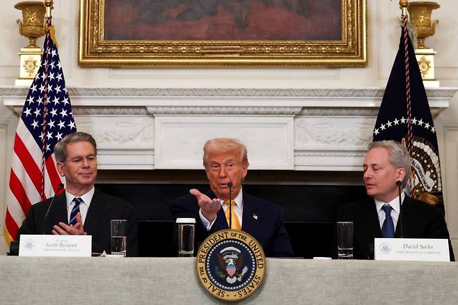 미국의 도널드 트럼프 대통령(가운데)이 지난 3월 7일 미국 워싱턴DC 백악관에서 스콧 베선트 미국 재무장관(왼쪽) 및 데이비으 삭스 백악관 인공지능(AI)·가상자산 차르(총책임자)와 함께 기자회견을 하고 있다.로이터연합뉴스
