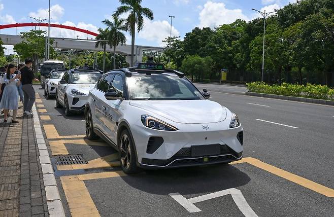 지난해 7월 22일 바이두 무인 차량 호출 서비스 로보택시가 중국 남부 광둥성 선전의 핑산 지구에서 대기 중인 모습.신화통신뉴시스