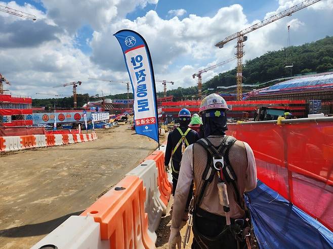 2025년 7월22일 서울 서초구 한 건설 현장에 투입된 노동자들이 작업 구역을 찾아 이동하고 있다. 장필수 기자 feel@hani.co.kr