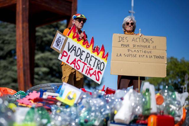 스위스 제네바 유엔 사무소에서 개최되는 '국제 플라스틱 협약' 협상을 하루 앞둔 4일 현지 환경운동가들이 시위를 벌이고 있다. 스위스의 공용어 중 하나인 프랑스어로 '물러가라 플라스틱아'(왼쪽), '스위스는 플라스틱 사용 감축 조치에서 뒤처져 있다'(오른쪽)라고 적혀 있다. 이번 협상은 14일까지 열리며, 국제적인 플라스틱 오염 문제를 종식하기 위해 생산부터 소비·디자인·폐기물 관리 등 전 주기 문제를 다루게 된다. 제네바=AFP 연합뉴스