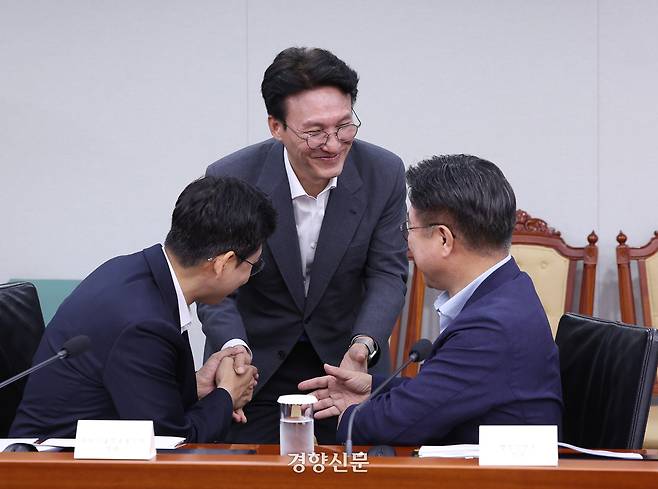 김민석 국무총리가 지난달 30일 서울 용산 대통령실에서 열린 비상경제점검 태스크포스(TF)에 참석하며 국무위원들과 인사를 나누고 있다. 대통령실사진기자단