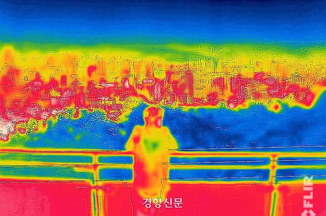 절기상 ‘소서’ 이자 서울 전 자치구에 올 여름 첫 폭염경보가 발효된 지난달 7일 서울 중구 남산에서 열화상 카메라로 바라본 도심이 열기로 인해 붉게 표시돼 있다. 열화상카메라는 높은 온도를 붉은 색으로, 낮은 온도를 푸른색으로 표시한다. 성동훈 기자