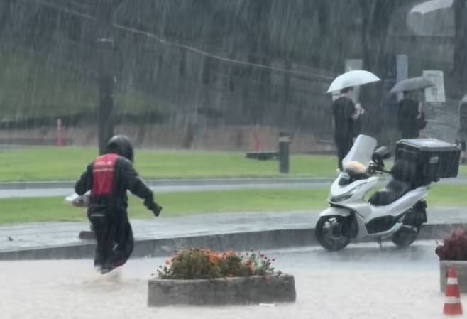 폭우로 침수된 도로를 뚫고 음식 배달에 나선 한 남성의 영상이 화제다./사진=인스타그램