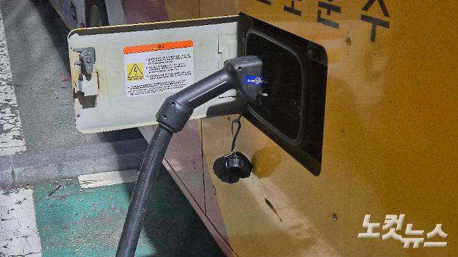 충전 중인 전기버스. 한아름 기자