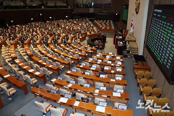 5일 서울 여의도 국회 본회의장에서 방송법 일부개정법률안(대안)이 국민의힘 의석이 비어 있는 가운데 통과되고 있다. 박종민 기자
