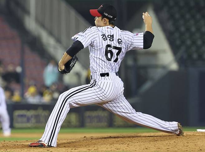 ▲ 최고 구속 158km의 강속구를 앞세워 인상적인 활약을 이어 가고 있는 김영우 ⓒ연합뉴스