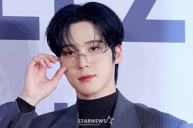 그룹 에이티즈(ATEEZ) 윤호가 2024년 11월 14일 서울 송파구 롯데호텔 월드에서 진행된 미니 11집 '골든 아워 : 파트 2(GOLDEN HOUR : Part.2)' 발매 기념 기자간담회에 참석해 포즈를 취하고 있다. 에이티즈의 미니 11집에는 '딥 다이브(DEEP DIVE)'를 시작으로 '씬 1 : 밸류(Scene 1 : Value)', '아이스 온 마이 티스(Ice On My Teeth)', '맨 온 파이어(Man on Fire)', '셀피쉬 왈츠(Selfish Waltz)', '이너프(Enough)'까지 총 6개의 트랙이 수록돼 있다. 2024.11.14 /사진=김창현 chmt@