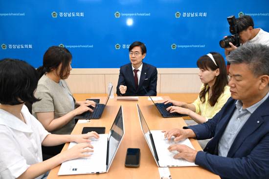 조경태 국민의힘 당대표 후보가 6일 오전 경남도의회 브리핑 룸에서 기자 간담회를 갖고 자신의 정견을 밝히고 있다.