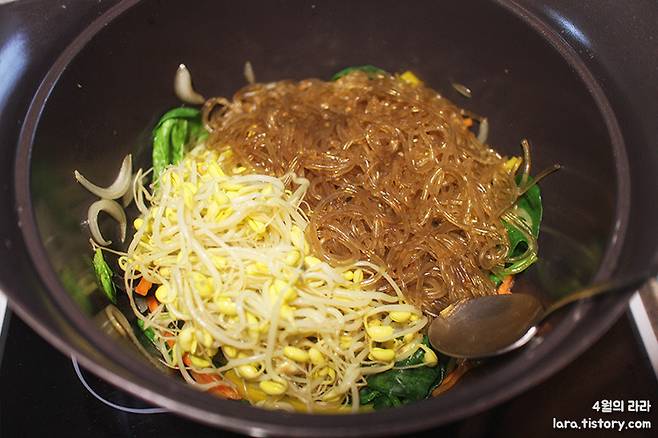당면과 콩나물을 넣은 모습