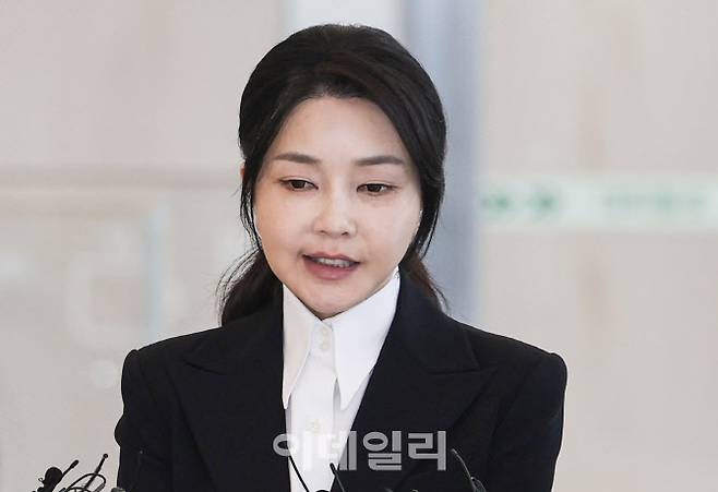 윤석열 전 대통령 부인 김건희 여사가 6일 서울 종로구 KT광화문빌딩 웨스트에 마련된 민중기 특별검사팀에 피의자 신분으로 첫 출석하며 발언하고 있다 (사진공동취재단)