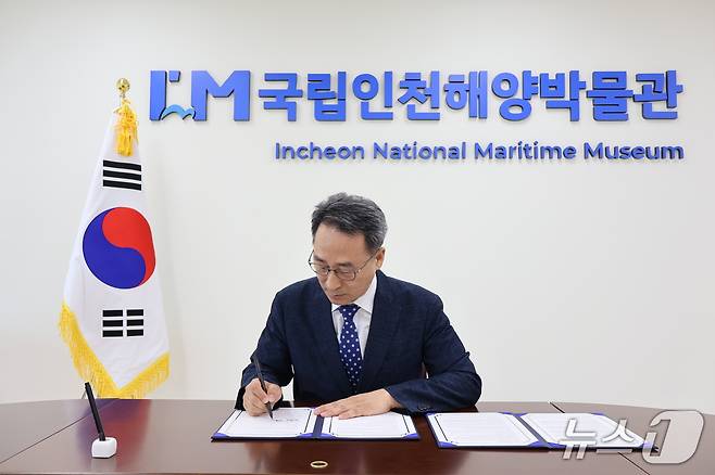 우동식 국립인천해양박물관장이 지난 5일 그리스 국립고고학박물관과의 협약서에 서명하고 있다.(인천해양박물관 제공)