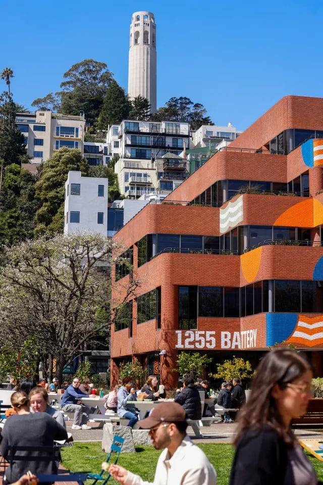 미 샌프란시스코 워터프론트 플라자 인근 건물의 최근 모습. 지난해까지 공실률이 40%에 육박했던 이 건물은 올해 들어 AI(인공지능) 스타트업 여러 곳이 한꺼번에 입주하면서 활기를 띠고 있다. /제임스타운