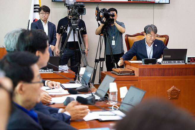 더불어민주당이 이춘석 의원의 탈당으로 신임 국회 법제사법위원장 인선 절차에 착수했다. 지난 1일 서울 여의도 국회에서 열린 제427회 국회(임시회) 법제사법위원회 제5차 전체회의에서 이 의원이 의사봉을 두드리고 있다. /뉴스1