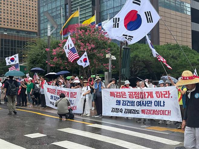 윤석열 전 대통령 지지자들이 6일 오전 서울 광화문에서 김건희 여사를 응원하는 현수막을 들고 있다. /이호준 기자
