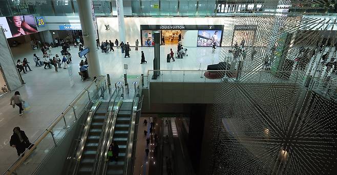 지난 3월 인천국제공항 제1터미널 면세점에서 관광객들이 쇼핑하고 있다. /뉴스1