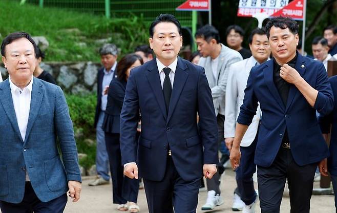 장동혁 국민의힘 당대표 후보가 6일 경북 구미시 상모동 박정희 대통령 생가를 방문하고 있다. ⓒ뉴시스