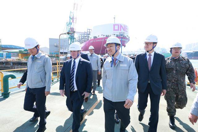 정기선 HD현대 수석부회장이 4월 30일 존 펠란 미 해군성 장관과 울산에 있는 HD현대중공업 본사에서 특수선 야드를 둘러보며 건조 중인 함정들을 소개하고 있다. HD현대 제공