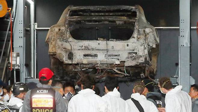 지난 2024년 8월 8일 경찰과 소방당국 관계자들이 인천 서구 한 자동차공업소에서 화재가 발생한 벤츠 전기차에 대해 2차 합동감식을 진행하는 모습 / 출처=동아일보