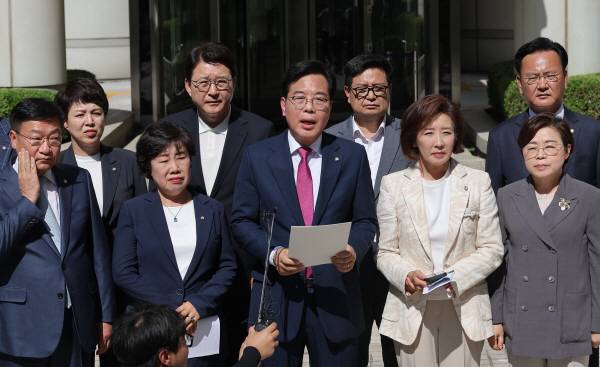 ▲송언석 국민의힘 비상대책위원장 겸 원내대표(가운데)가 발언하는 모습. ⓒ연합뉴스