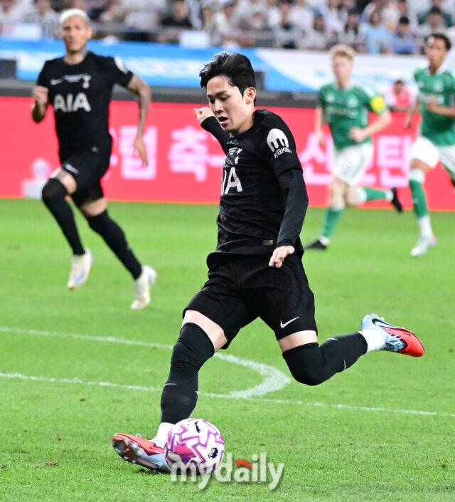 2025년 8월 3일 오후 서울월드컵경기장에서 쿠팡플레이 시리즈 '토트넘 홋스퍼 FC와 뉴캐슬 유나이티드 FC'의 경기가 열렸다. 토트넘 양민혁이 드리볼 돌파를 하고 있다./마이데일리